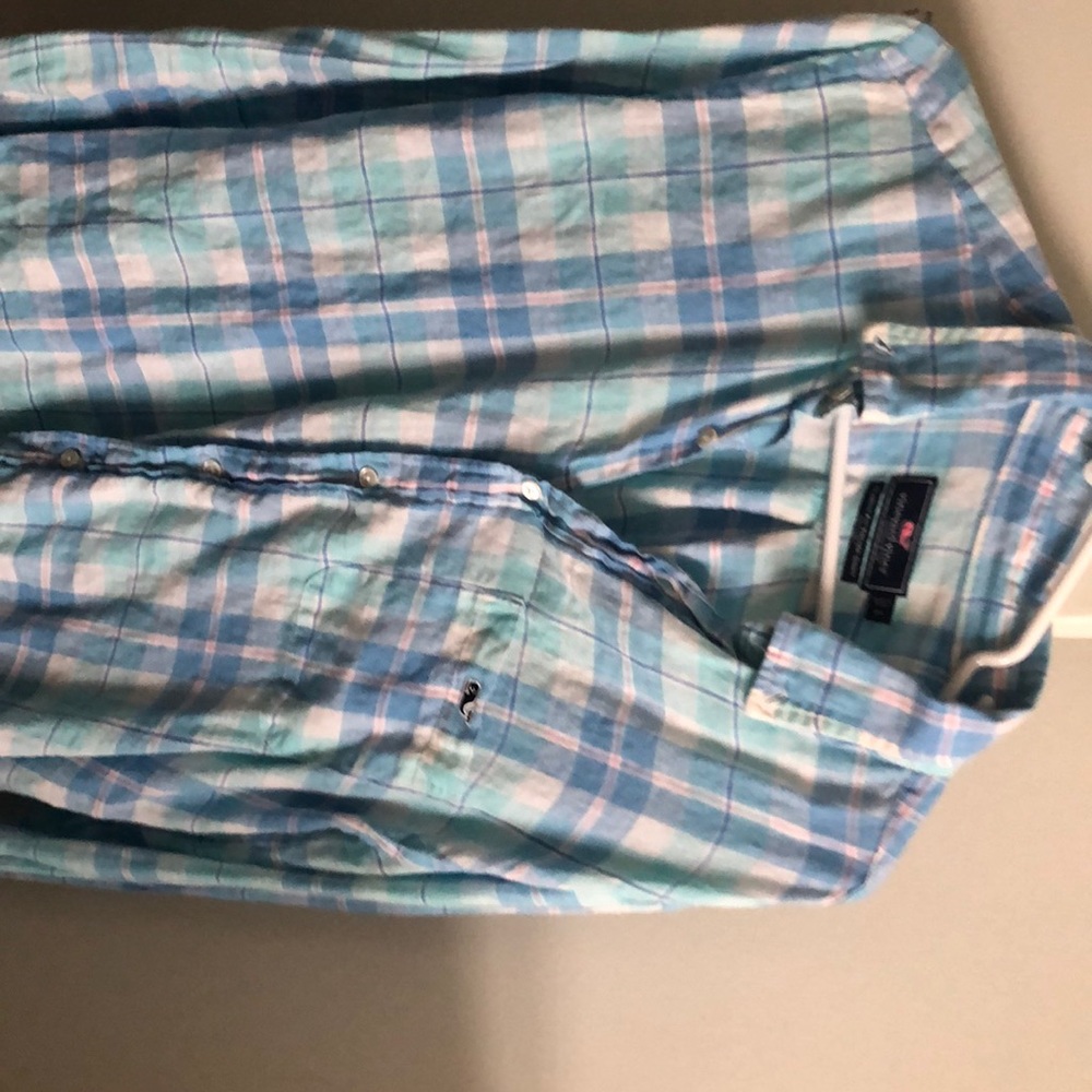 Vineyard vines classic fit tucker shirt. Size L